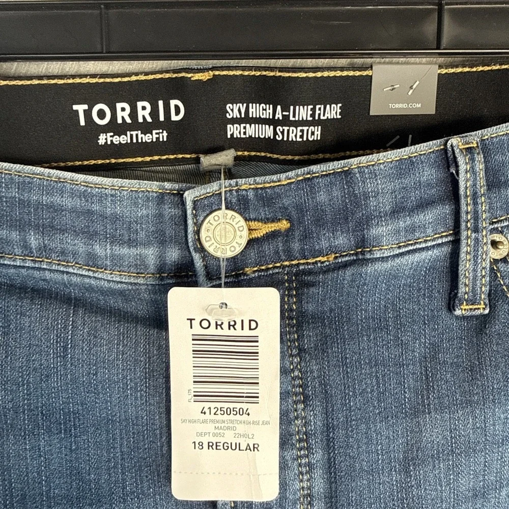 Torrid Jeans Sky High A-Line Flare NWT Dark Wash Size 18 R Stretch Boho Wide Leg - Picture 2 of 8